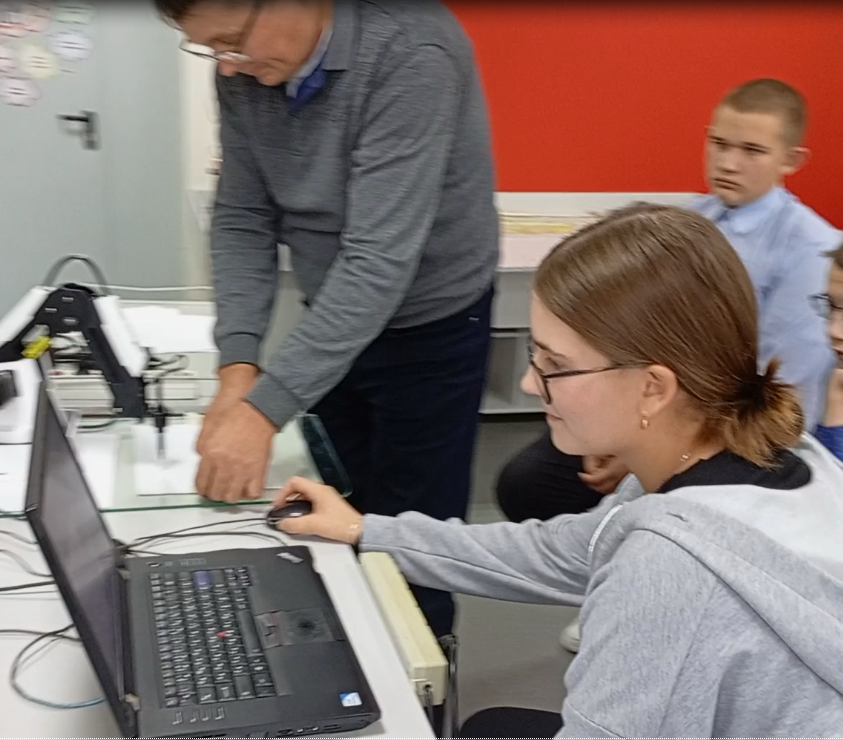 Михайлова Полина за компьютером